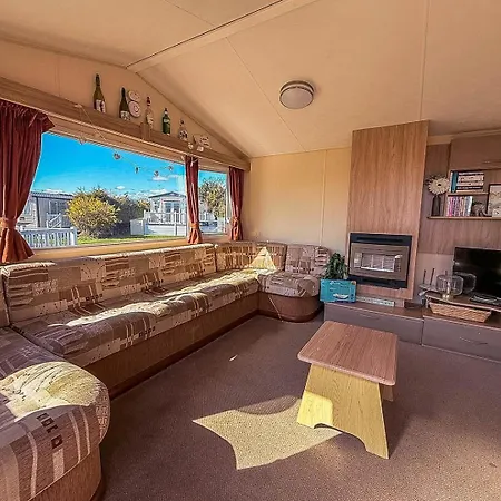 6 Berth Caravan With Free Wifi For Hire In Suffolk Ref 68073Bs Lowestoft Exterior photo