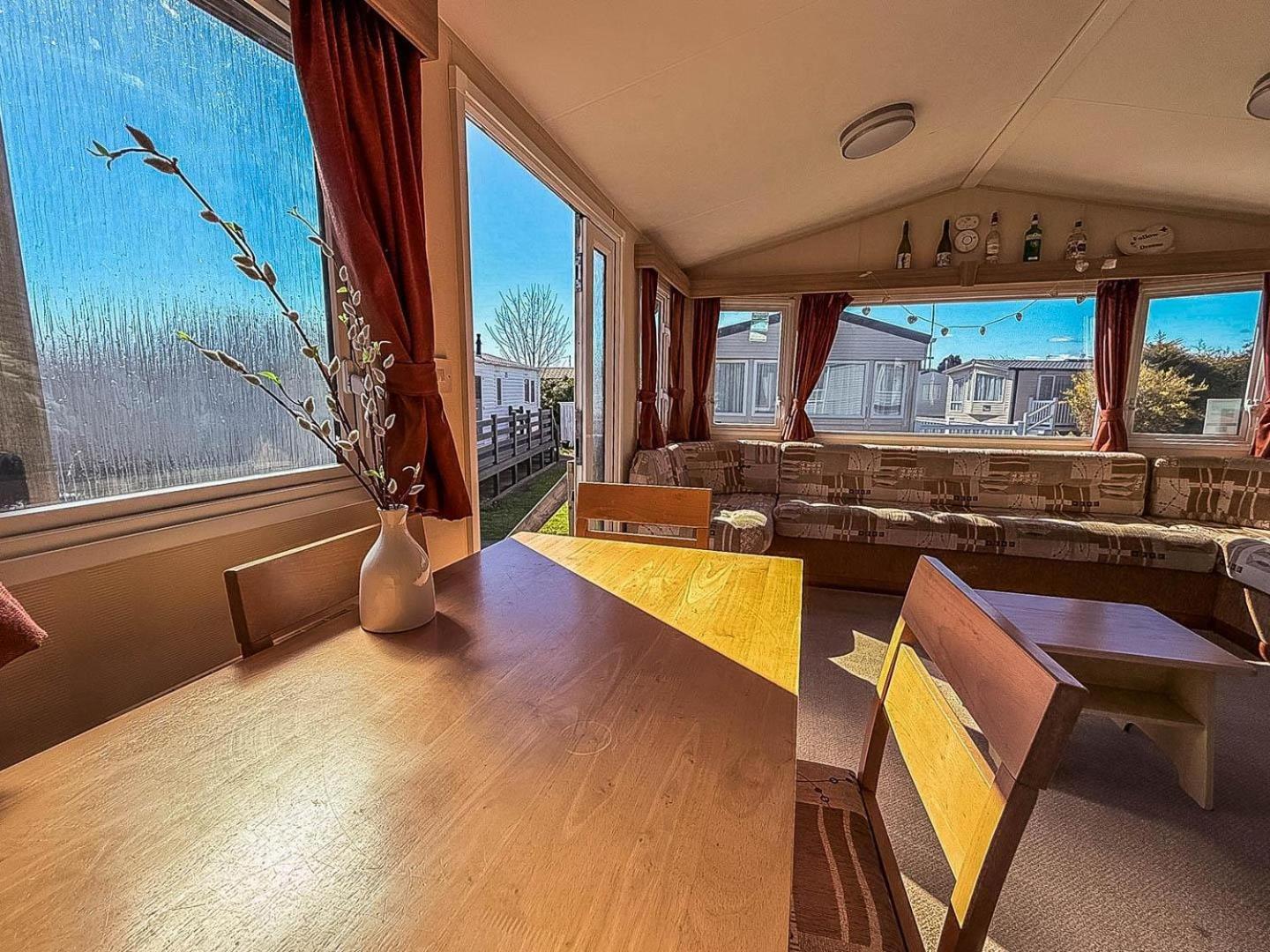 6 Berth Caravan With Free Wifi For Hire In Suffolk Ref 68073bs