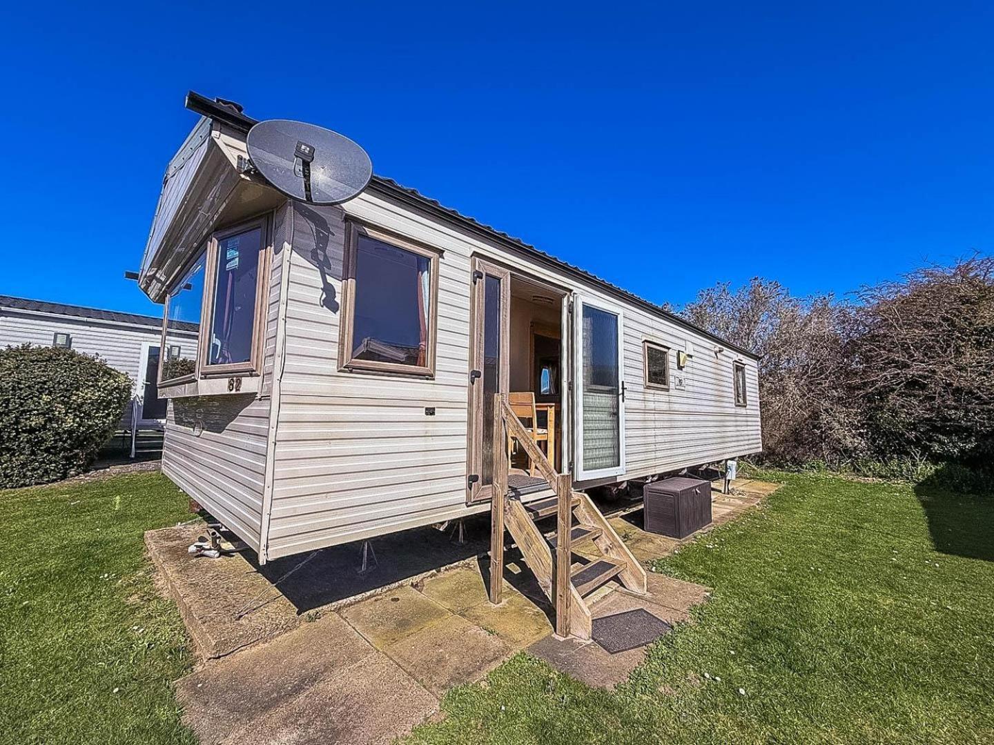6 Berth Caravan With Free Wifi For Hire In Suffolk Ref 68073bs Lowestoft