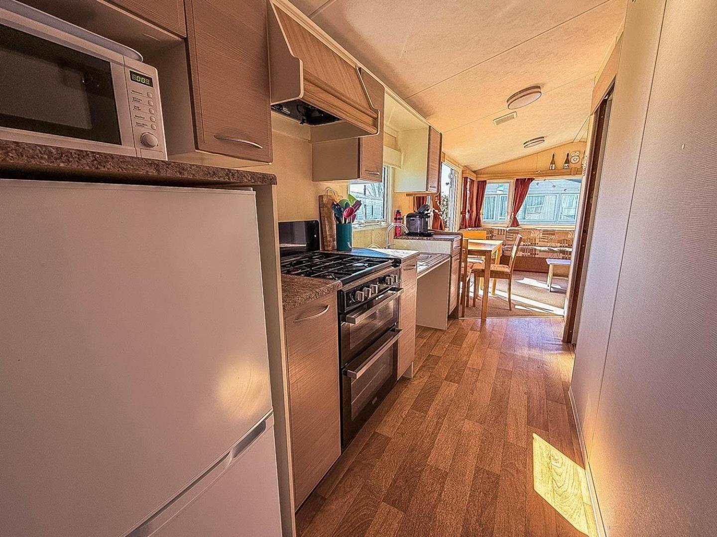 6 Berth Caravan With Free Wifi For Hire In Suffolk Ref 68073bs